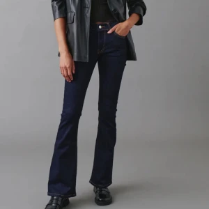 Jenas mötkblå  - Ett par jättesnygga jeans från Gina tricot. Använts fåtal gånger, väldigt bra skick. Köparen står för frakten😊