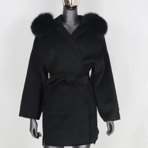 Svart kappa med päls  - Säljer min svarta kappa med päls på. Nypris 2600kr säljer för 900kr inga defekter alls. Storlek M passar även S 