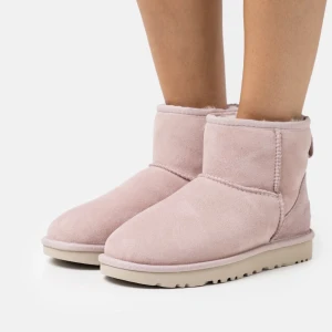 Rosa uggs - Super söta ljusrosa Uggs, använda fåtal gånger ser nya ut!🩷 