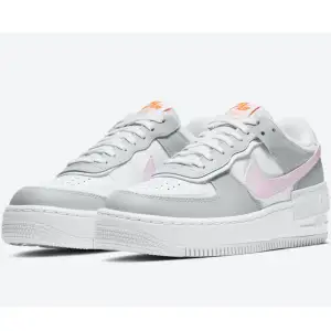 Sjukt snygga Nike air force 1 shadow med grått och rosa. Använda Max 5 ggr då jag tycker dom är ngt stora för mig. Jag är en liten storlek 40, dessa är storlek 41 (små i storleken) 🩷🩶 pris kan diskuteras vid snabb affär 