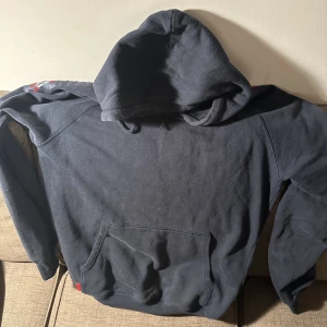 Le Fix Hoodie - Hoodie i storlek S men sitter som en M från de danska märket Le Fix Bra skick