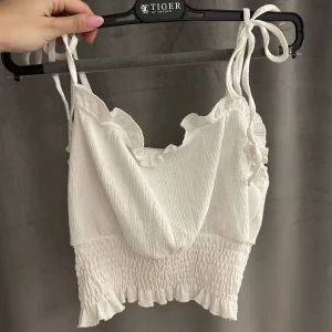 Linnen - Säljer två vita linnen. Ni kan köpa båda för 49kr eller 29kr styck. Båda är i bra skick. Det står att den ena tröjan är storlek L, men det stämmer inte. Båda är i storlek S. Första linnet är som en blus och andra är ett stickat fint linne🫶🏼❤️