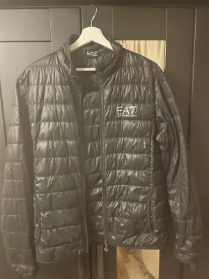 Ea7 jacka - Pris kan diskuteras 