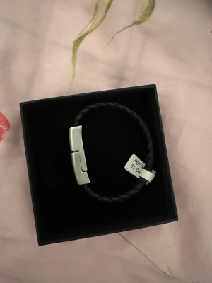 Ladd armband - Säljer detta armband som fungerar som en laddare om man har glömt! Helt ny! Pris går att diskuteras💗