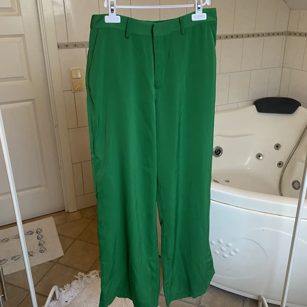 Gröna kostymbyxor (mid waisted) från NAKD. Endast provade av mig. Storlek 38!  Möter upp i Stockholm eller fraktar (köpare står för fraktkostnad).. Jeans & Byxor.