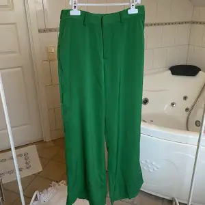 Gröna kostymbyxor (mid waisted) från NAKD. Endast provade av mig. Storlek 38!  Möter upp i Stockholm eller fraktar (köpare står för fraktkostnad).