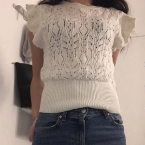 Stickad top - Säljer två stycken stickade toppar från Lindex, en beige o en svart. Säljer för 200 styck då de aldrig är använda, nypriset är 350 styck. Skriv innan du trycker köp nu