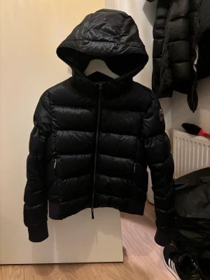 Parajumper - Säljer min jätte fina Parajumper jacka då den inte kommer till användning , köpte den för ett halvår sedan på länna sport, den är som helt ny. De tär storlek M men passar Xs och s  Nypris 6100 kr  Mitt pris 4000 kr 