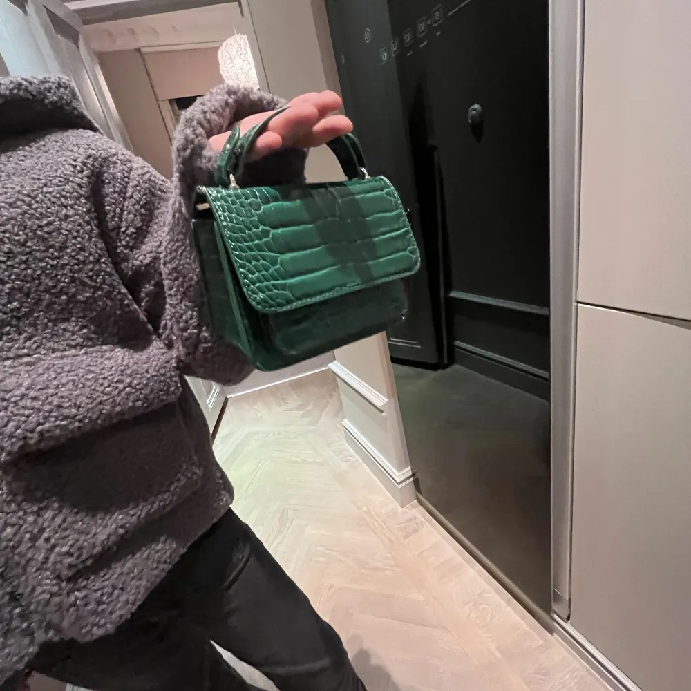 Säljer denna coola gröna väska som inte går att köpa längre, fick av en kompis så vet inte riktigt vart den e ifrån🩷🩷. Väskor.