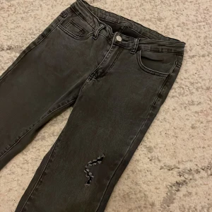 jeans - säljer denna super fina jeansen  från shein som inte kommer till någon användning alls pågrund av dessa är för stora. Dessa byxor är super stretchiga och bekväma att ha på sig, alla defekter kan ni se i bild 3, däremot kom privat för mer information💕💕