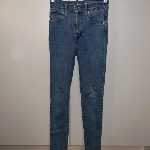 Levi’s jeans - Säljer dessa jeansen från Levi’s i storlek 25. Nypris: 1200 kr, mitt pris: 150 kr