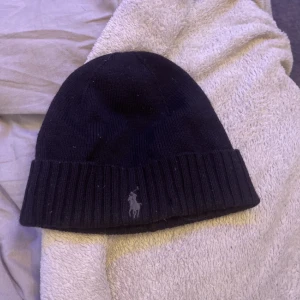 Ralph Lauren mössa - Hej. Jag säljer min ralph lauren mössa då det inte riktigt är min stil längre. Har använt den under en del tillfällen men den är absolut i ett bra skick.