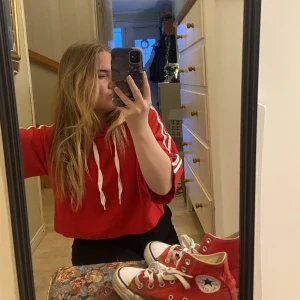 Röd kortärmad kroppad hoodie  - En lite tunnare hoodie med en stor och rymlig huva som är lite tjockare. Rött går alltid att matcha fint med, exempel en röd handväska eller massor med smycken till de lite kortare ärmarna. Tröjan är knappt använt och i superskick!