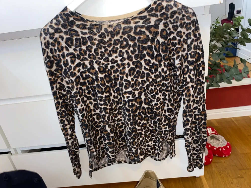 Leopard tröja från only Storlek 146-152 men skulle säga den passar xs. Tröjor & Koftor.