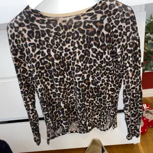 Leopard tröja från only Storlek 146-152 men skulle säga den passar xs