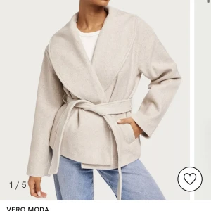 Beige kappa  - kappa från vero Moda, helt oanvänd med prislappen kvar❤️
