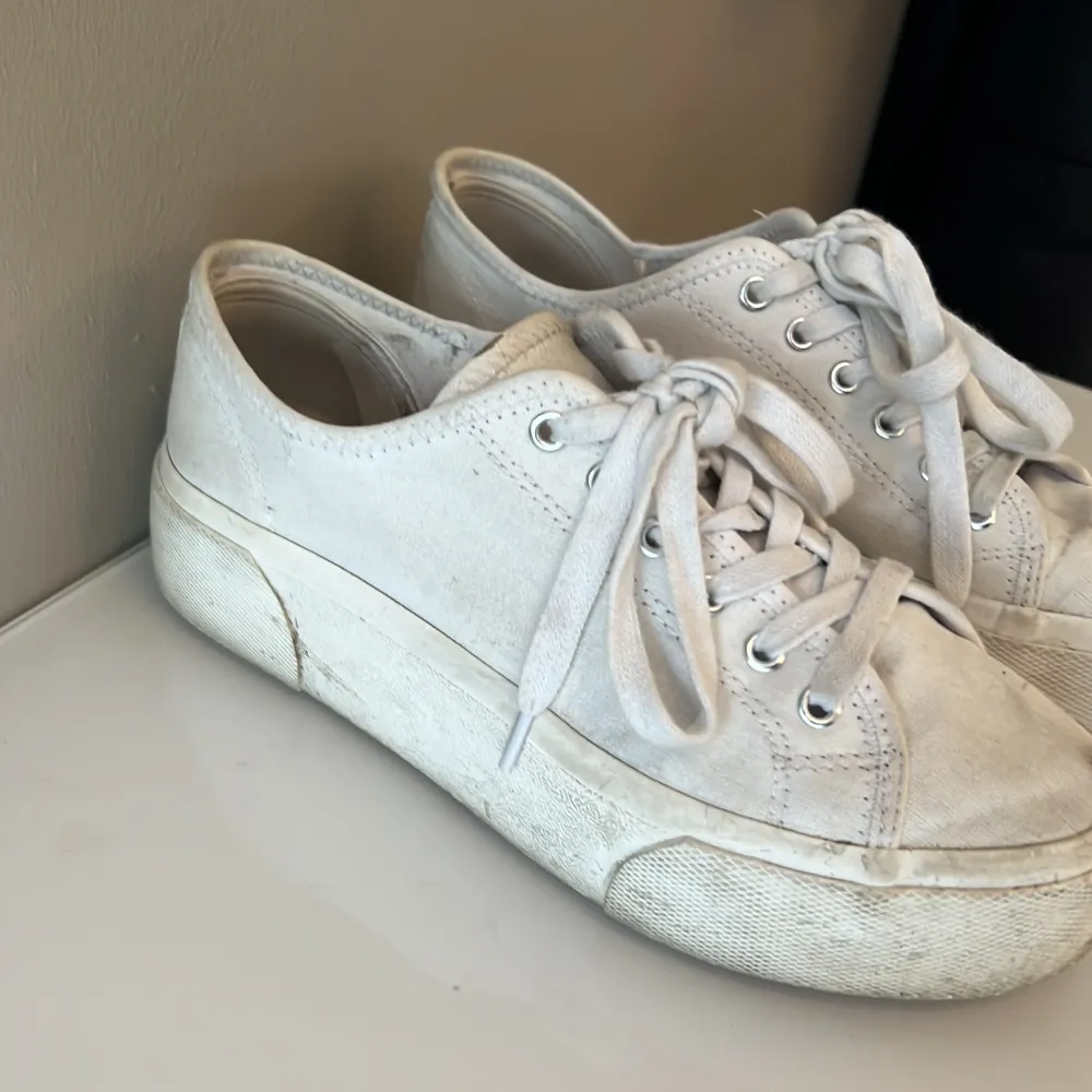 Dessa går 100% att tvätta men jag orkar inte. Jag tänker om någon är i nöd av ett par skor som man kan ha till allt utan att va rädd om dem😊. Skor.