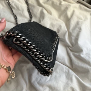 väska - säljer då den ej kommer till användning, vet ej märket då den är köpt second hand ❤️ hör av er vid frågor 💞