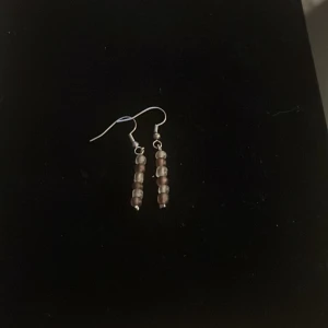 Örhängen  - Jätte snygga örhängen, pärlorna är gjorda av gammalt glass, nya, 15 kr för frakten om man köper privat annars kan man köpa genom köp 