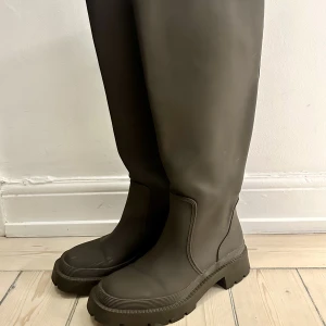 Gummistövlar från zara - Khakigröna gummistövlar från Zara. Några skrapmärken på insidan (se bild) men ingenting som syns vid användning. Storlek 40, passar mig som har Strl 39/40.