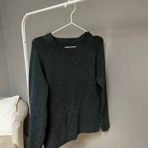 Stickad tröja - Mörggrön stickad mysig tröja från vero moda, inga defekter och använd ett fåtal gånger. Strl är xs men passar mig som är S\M