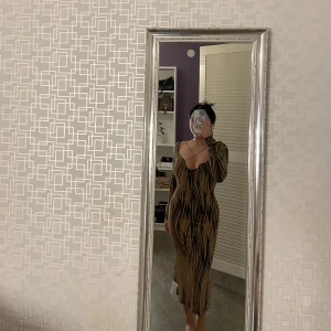 Festklänning - Säjer festliga klänningen från Asos Design. Har inte kommit till användning då den är för stor för mig. Storlek EU36, inköpt för 569kr. Kan mötas upp i Sthlm eller Sundsvall.