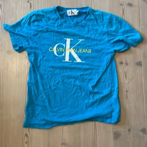 Calvin Klein Jeans t-shirt - Ck jeans tshirt i bra skick (8/10) Storlek är för 16 åringar och passar S. 