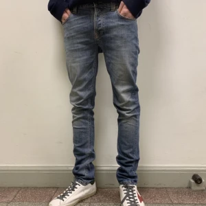 Nudie jeans-Grim Tim  - Säljer dessa tvärfeta nudie jeans i modellen Grim Tim . Storlek; W28 L32. Modellen är 180cm och vägen 60kg. Pris; 649! Cond 8,5/10. Hör av er vid funderingar!