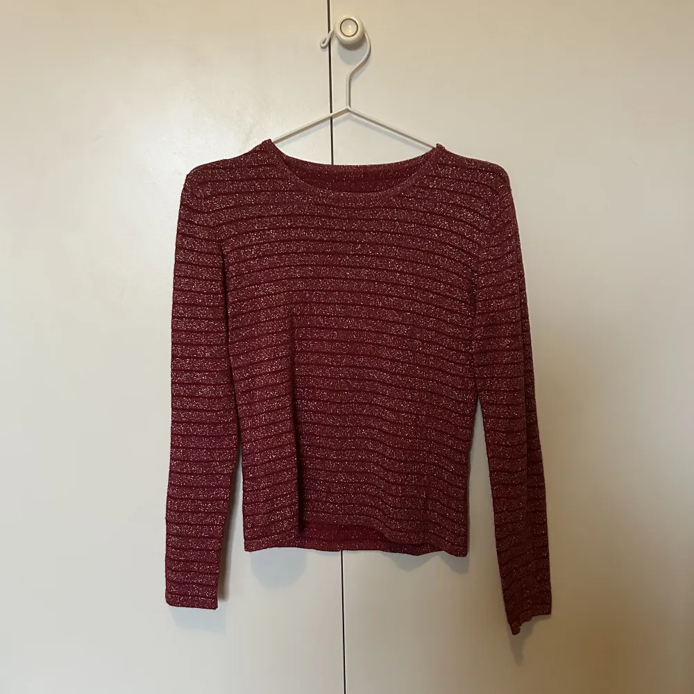Röd glittrig långärmad tröja. 🩷🩷 använd en gång, köpt second hand. . Tröjor & Koftor.