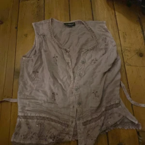 Bohemisk väst  - Väldigt söt blus med pärlor, knappar, volanger, och snörning i midjan som är i väldigt fint skick