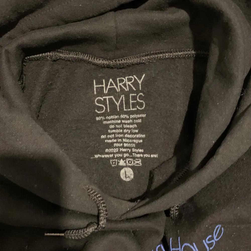 Harry Styles hoodie köpt från Love On Tour förra året. Endast använd max fem gånger och handtvättad två gånger! Är i L, men skulle säga sitter som M. Hoodies.