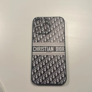 Dior mobilskal iPhone 14 PRO Max  - Oanvänt Christian dior mobilskal från AliExpress till iPhone 14 PRO Max. Säljer då det var tänkt som present men inte var rätt storlek.   Köptes för 130kr