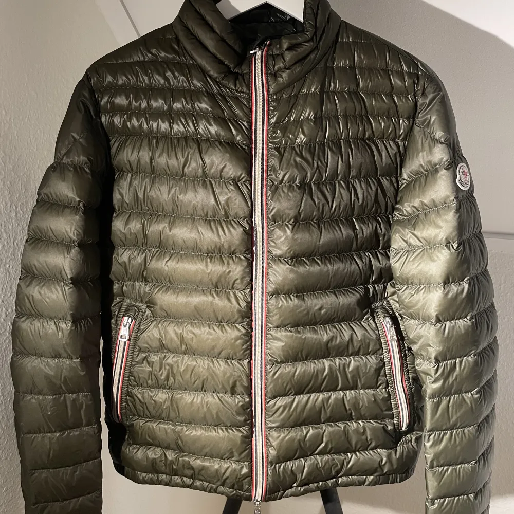 Moncler Daniel Green: (Unik färg som inte säljs längre, svår att få tag i) Storlek: 2 (Passar Small, kan även passa Medium) Skick: 8,5/10. Använd men inga flaws. . Jackor.