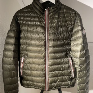 Moncler Daniel Green - Moncler Daniel Green: (Unik färg som inte säljs längre, svår att få tag i) Storlek: 2 (Passar Small, kan även passa Medium) Skick: 8,5/10. Använd men inga flaws. 