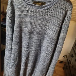 Premium Jack & Jones tjocktröja  - Dåligt ljus på andra bilden men en fin tjocktröja i olika nyanser av blå. Sparsamt använd. Kan diskutera pris:) hör av dig vid funderingar 