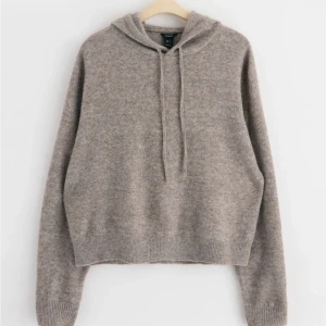 Stickad hoodie - Beige stickad hoodie från Lindex i strl S, använd en gång! Slutsåld på hemsidan, gratis frakt just nu!💗