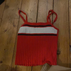 Croppat Linne  - Ribbstickat Linne med justerbara axelband från GinaTricot. Väldigt fint skick, sällan använd 