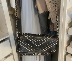 Zadig väska  - Zadig väska köpt sommaren 2021, går ej att få tag på längre. Kedjan sönder men kan sättas på ett annat sätt (syns ej)!❤️ 