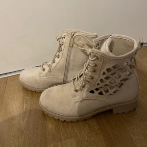 Skor - Snygga skor nästa helt oanvända. Bra skick och söta 
