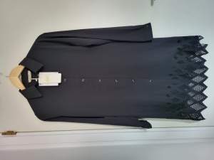 En helt ny svart skjortklänning 