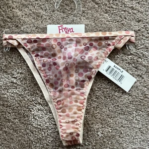 2st Stringtrosor 50:- - Nya underkläder från en provkollektion.Stl. S Färg rosa och vinröd .