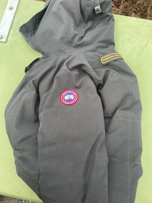 Canda Goode - Hej nu säljer jag Min Canda goose  jacka,StorlekS/y Det är en gammal modell som inte tillverkas längre säljer pga av att jag vill ha något nytt,Jackan är äkta.Köpte den för 4500 Skriv om ni har några funderingar.