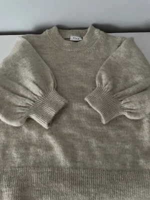Stickad beige t-shirt Vila - Säljer denna jättefina stickade t-shirten från Vila.Storlek S. Säljer eftersom att den inte kommer till användning.Inga defekter❤️