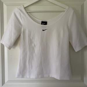 Fin vit Nike tröja som går att ha både till träning eller vardags liksom till festligare tillfällen. Aldrig använd🤍
