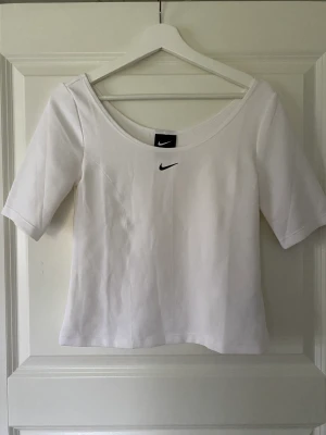 Nike tröja - Fin vit Nike tröja som går att ha både till träning eller vardags liksom till festligare tillfällen. Aldrig använd🤍