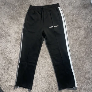 Palm Angels byxor - Använda en gång.  Storlek L men passar bra på M också.  Bara att höra av sig om det är något. Kan även tänka mig byten.