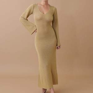 Säljer denna ( utsålda ) snygga guld/glitter klänningen från Gina Tricot! Perfekt till nyår &  jul 😍 Endast använd 1 gång.