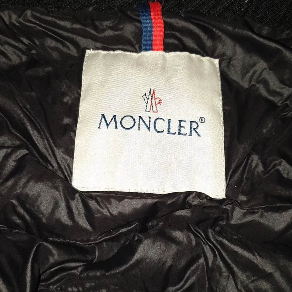 As cool jacka från moncler säljer den åt min kompis, äkta! Kom privat för fler bilder och frågor . Jackor.