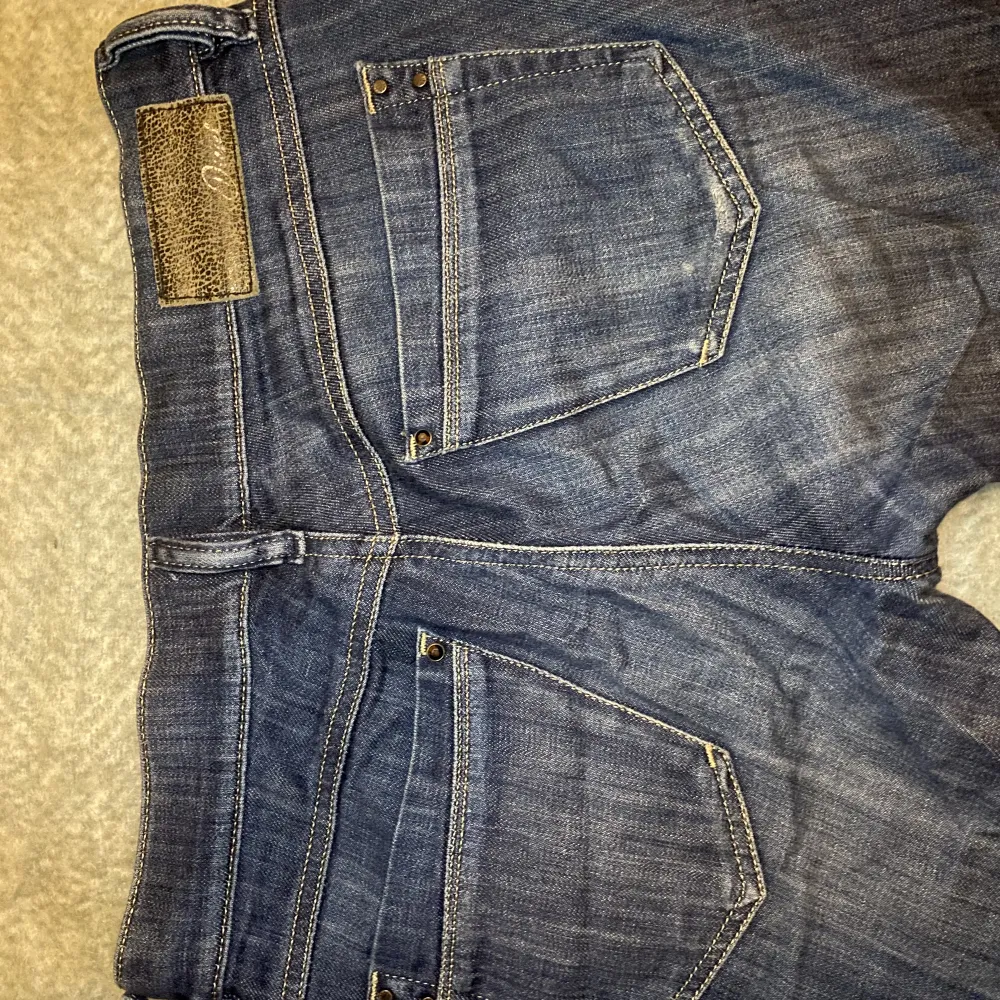 Ett par blekblå fina jeans utan hål, lite slitna på ena bakfickan. Storlek 26.. Jeans & Byxor.