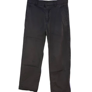 Svarta Chinos H&M - Ett par svarta chinos från HM i en straight lite mer baggy fitt, några små skador på baksidan men annars helt okej. Storlek 28, passar s och något mindre enligt mig. 22 cm breda vid foten